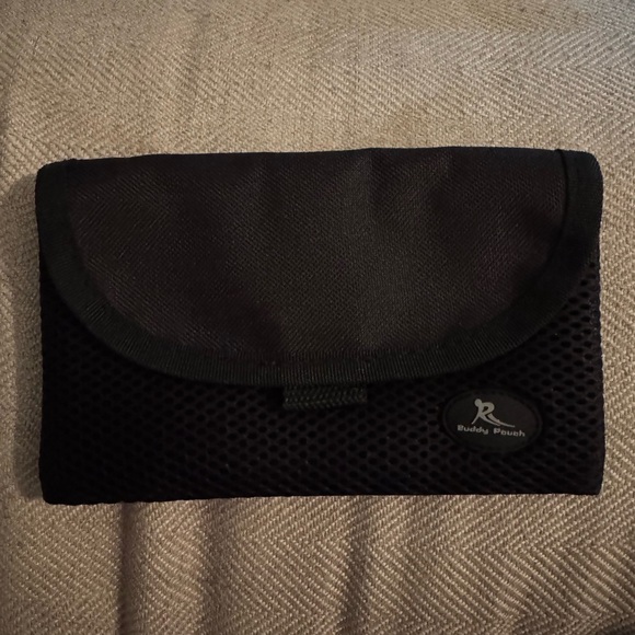 NWOT- magnetic pouch with velcro, 2 pockets inside. Can hook onto something thin - Picture 7 of 9